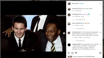 Beristirahatlah dalam damai, Pele, tulis Messi, yang mengunggah tiga foto, dua di antaranya adalah kebersamaannya dengan Pele. Foto: screenshot/detikINET