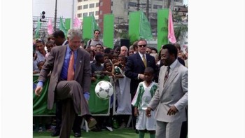 Pelé bukan hanya seorang legenda sepak bola tetapi juga seorang kemanusiaan dan ikon global. Dia menggunakan platformnya untuk memberdayakan anak-anak yang kehilangan haknya dan menginspirasi generasi di seluruh dunia. Kami berterima kasih atas hidup dan warisannya, ujar Bill Clinton. Foto: screenshot/detikINET