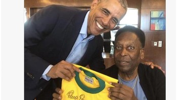 Pelé adalah salah satu yang terhebat yang pernah memainkan permainan indah. Dan sebagai salah satu atlet yang paling dikenal di dunia, dia memahami kekuatan olahraga untuk menyatukan orang. Pikiran kami bersama keluarganya dan semua orang yang mencintai dan mengaguminya, kata Obama. Foto: screenshot/detikINET