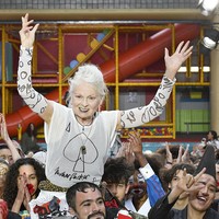 Vivienne Westwood meninggal dunia di usia 81 tahun pada 29 Desember 2022. Desainer sekaligus aktivis lingkungan dan politik itu dimakamkan dua minggu setelah kematiannya. Foto: Victor VIRGILE/Gamma-Rapho via Getty Images