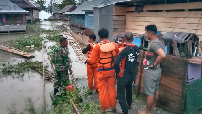 Satu rumah warga di Kabupaten Wajo, Sulawesi Selatan (Sulsel) ambruk usai diterjang angin kencang.