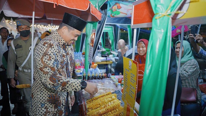 Wali Kota Medan Bobby Nasution mengunjungi salah satu stan festival kuliner beberapa waktu yang lalu (Dok Pemkot Medan)