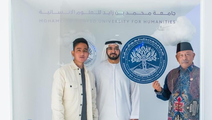 Wali Kota Solo Gibran Rakabuming Raka bersama putra Presiden UEA, Sheikh Khaled bin Mohammed bin Zayed Al Nahyan di MBZ University.