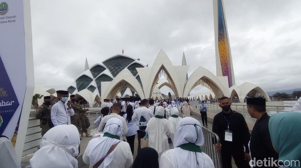 Warga mulai memadati halaman Masjid Al Jabbar Kota Bandung, Jumat (30/12/2022)