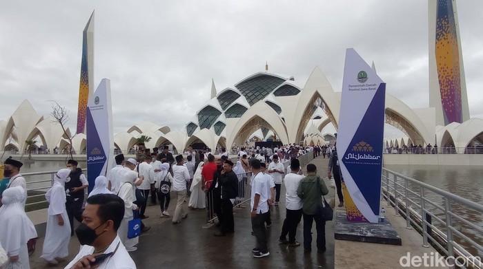 Warga mulai memadati halaman Masjid Al Jabbar Kota Bandung, Jumat (30/12/2022)