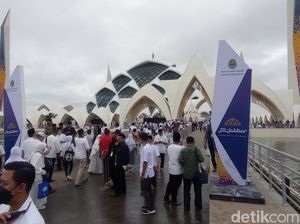 Walkot Yana Soroti Maraknya PKL di Masjid Al Jabbar
