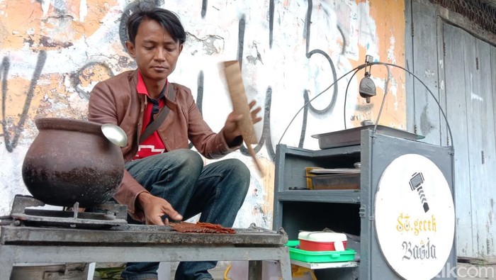 Widyanto dan sate gecek di Indramayu