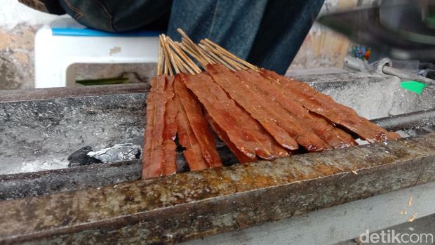 Widyanto dan sate gecek di Indramayu