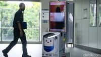 Robot pintar DINA wira-wiri di Stasiun MRT Lebak Bulus, Jaksel, Jumat (30/12/2022).