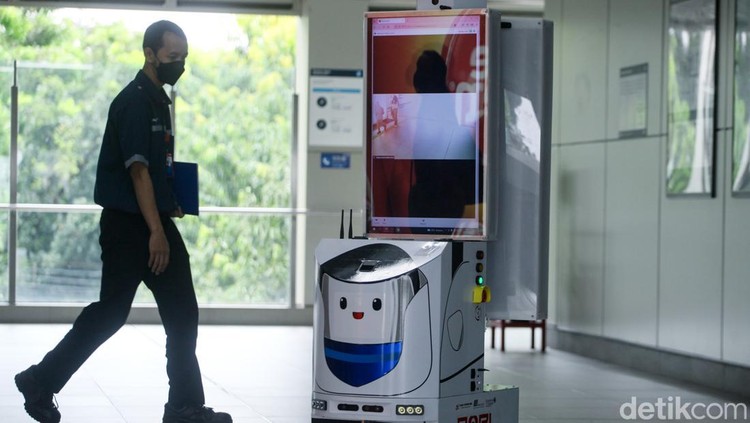Robot pintar DINA wira-wiri di Stasiun MRT Lebak Bulus, Jaksel, Jumat (30/12/2022).