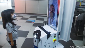 Robot ini dapat berinteraksi dengan penumpang MRT, lho.   