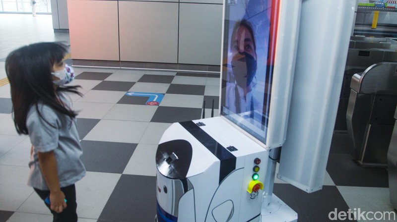 Robot pintar DINA wira-wiri di Stasiun MRT Lebak Bulus, Jaksel, Jumat (30/12/2022).
