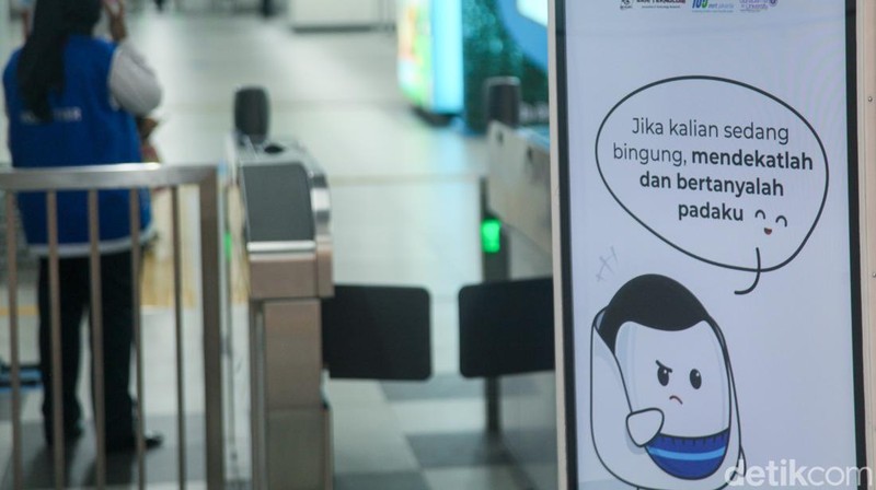 Robot pintar DINA wira-wiri di Stasiun MRT Lebak Bulus, Jaksel, Jumat (30/12/2022).