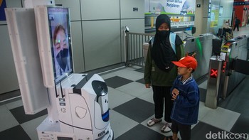 Robot DINA diluncurkan MRT bersama tim pengembang dan akademisi Universitas Gunadarma pada Jumat (23/12).   