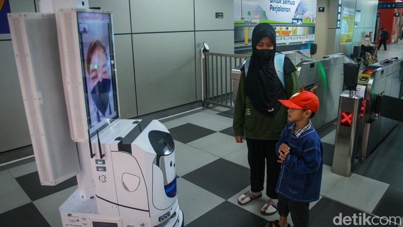 Robot pintar DINA wira-wiri di Stasiun MRT Lebak Bulus, Jaksel, Jumat (30/12/2022).