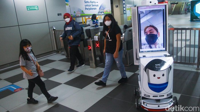 Robot pintar DINA wira-wiri di Stasiun MRT Lebak Bulus, Jaksel, Jumat (30/12/2022).