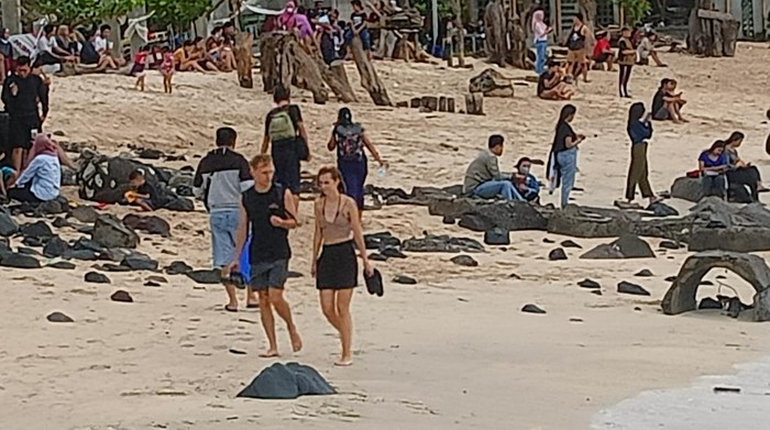 Wisatawan di Pantai Kelan, Badung, Bali, Jumat (30/12/2022).
