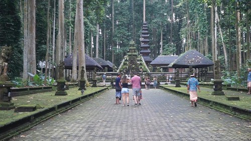 Wisatawan yang menghabiskan libur akhir tahun di Alas Pala Sangeh, Badung, Bali, Jumat (30/12/2022) sore.