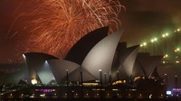 Sydney Opera House terlihat sangat memukau dengan latar belakang kembang api.