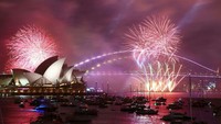 Sebagai informasi, Foti Fireworks adalah perusahaan di balik pertunjukan kembang api tahun ini dan dalam 25 tahun terakhir di Sydney.
