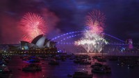 Para kru sudah bekerja 10 hingga 12 jam sehari untuk menyiapkan pesta malam tahun baru dengan latar belakang Sydney Opera House, dengan perkiraan jumlah pengunjung akan kembali ke angka sebelum COVID, yakni lebih dari satu juta.