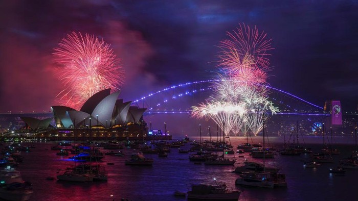 1245897900 SYDNEY, AUSTRALIA - DECEMBER 31: The 9pm fireworks are seen over the Sydney Opera House and Sydney Harbour Bridge during New YearΓ’s Eve celebrations in Sydney, Australia, on Sunday, December 31, 2022. (Photo by Stringer/Anadolu Agency via Getty Images)