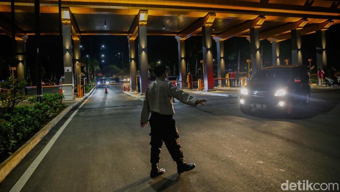 Perayaan Pesta Tahun Baru di Taman Mini Indonesia Indah (TMII) diselenggarakan secara semarak. 19 ribu lebih pengunjung memadati lokasi sejak sore.