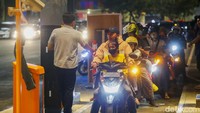 Mayoritas pengunjung hadir menggunakan sepeda motor.