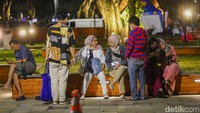 Sebagai informasi, penjualan tiket di TMII pun masih dibuka hingga pukul 12 malam ini. Tiket untuk akhir tahun ini dibanderol dengan harga Rp 50 ribu per orang. Selain itu bagi pengunjung yang membawa kendaraan akan dikenakan biaya masuk kendaraan sebesar Rp 50 ribu untuk mobil, Rp 15 ribu, sepeda 25 ribu, bus Rp 50 ribu.