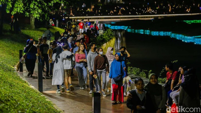 Perayaan Pesta Tahun Baru di Taman Mini Indonesia Indah (TMII) diselenggarakan secara semarak. 19 ribu lebih pengunjung memadati lokasi sejak sore.