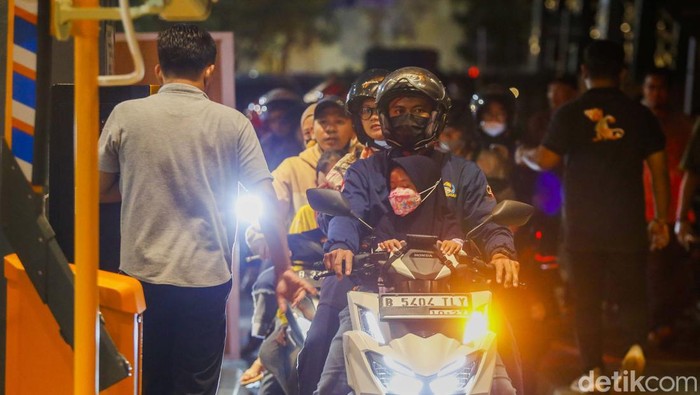 19 Ribu Pengunjung Padati TMII Jelang Pergantian Tahun Perayaan Pesta Tahun Baru di Taman Mini Indonesia Indah (TMII) diselenggarakan secara semarak. 19 ribu lebih pengunjung memadati lokasi sejak sore.