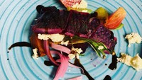 Salah satu hidangan populernya adalah nila yang diberi pewarna alami berupa buah bit dan keju feta. Hidangan ini juga ditambahkan bawang merah, blackberry sampai lobak. Foto: The River Cafe