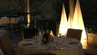 Suasana romantis di tengah hutan jadi momen makan malam yang tak terlupakan bagi pengunjung yang datang. Foto: The River Cafe