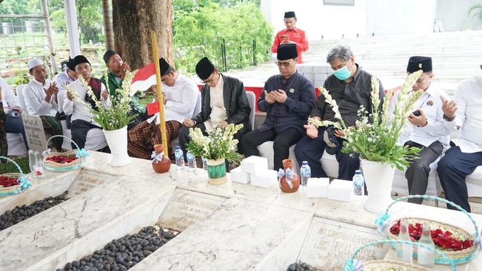 Ahamd Basarah Ziarah ke Makam Fatmawati