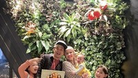 Keluarga Indra Bekti tampak kompak. Ini momen Dhila bersama sang suami dan ketiga anaknya sambil membawa kue lucu. Foto: Instagram @dhila_bekti