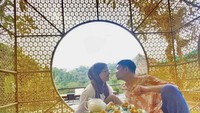 Romantisnya Indra Bekti dan Dhila ketika makan di sebuah restoran. Mereka tampak menikmati teh dan kue-kue kecil. Foto: Instagram @dhila_bekti