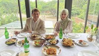 Pasangan suami istri ini sempat makan siang romantis. Mereka mengunjungi restoran mewah untuk menikmati beragam hidangan lezat. Foto: Instagram @dhila_bekti