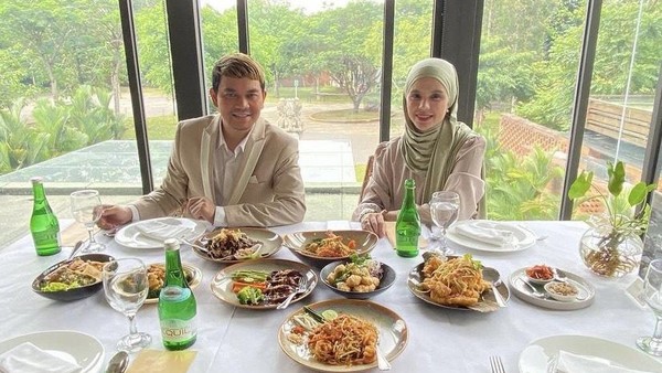 10 Momen Romantis Aldila Jelita dan Indra Bekti Saat Kulineran