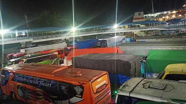 Antrean bus dan truk di Dermaga I Pelabuhan Merak, Banten, Sabtu (31/12/2022) malam ini.