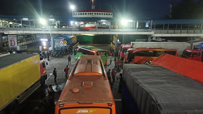Antrean bus dan truk di Dermaga I Pelabuhan Merak, Banten, Sabtu (31/12/2022) malam ini.