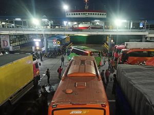 Antrean Kendaraan Terjadi Imbas Pelabuhan Merak Tutup