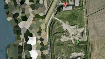 Properti yang dimiliki keluarga kerajaan Belanda bukan satu-satunya tempat yang dikaburkan di Belanda. Bergabung dengan daftar adalah tangki minyak di Vlissingen (foto), serta beberapa pangkalan militer dan angkatan udara. Area tanah di sebelah kiri juga tampak terpikselasi dan disesuaikan. Foto: Google Maps via Hackread