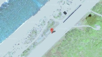 Bandara Minami Torishima — bandara satu landasan pacu yang melayani pulau Minami Torishima, terletak di lepas pantai timur Jepang — terlalu jenuh dengan warna putih. Saat ini digunakan oleh Pasukan Bela Diri Maritim Jepang. Foto: Google Maps via Hackread