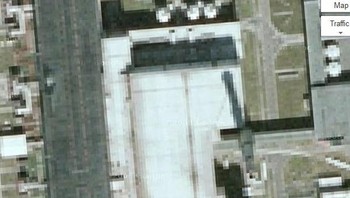 Pembangkit Listrik dan Panas Gabungan Universitas Cornell di Ithaca, NY — yang dibuka pada 2010 — diburamkan di Google Maps. Fasilitas berteknologi tinggi dan ramah lingkungan ini menghasilkan listrik dari gas alam sebagai bagian dari upaya universitas untuk menurunkan emisi karbon dioksida. Foto: Google Maps via Hackread