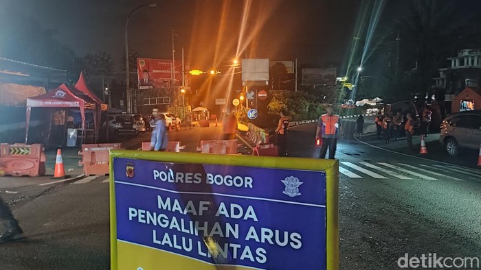 Arus lalu lintas menuju kawasan Puncak Bogor ditutup hingga besok pagi.