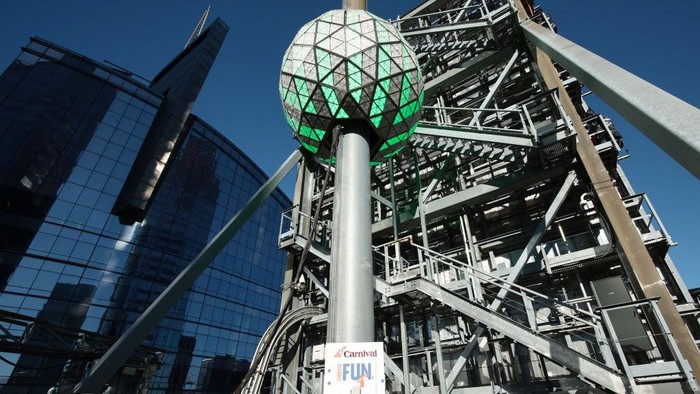 Setelah dipasang beberapa hari lalu, bola kristal ini siap menghiasi Time Square, New York saat malam tahin baru 2023. Kristal ini dihiasi warna-warni lampu yang cantik.