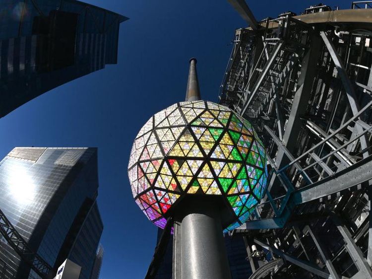 Bak Lampu Disko, Bola Kristal Raksasa Ini Mulai Mejeng di Time Square