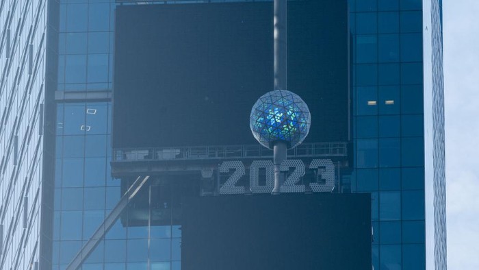 Setelah dipasang beberapa hari lalu, bola kristal ini siap menghiasi Time Square, New York saat malam tahun baru 2023. Nih fotonya.