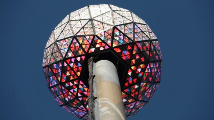 Setelah dipasang beberapa hari lalu, bola kristal ini siap menghiasi Time Square, New York saat malam tahin baru 2023. Kristal ini dihiasi warna-warni lampu yang cantik.