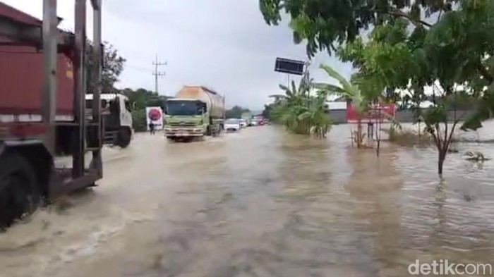 Banjir akibat luapan sungai terjadi di ruas jalur Pantura Tuban siang ini